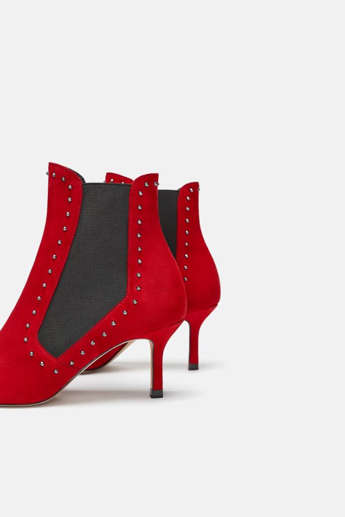 Stivaletto Zara a punta rosso con micro borchie sul bordo degli elastici Stivaletto Zara a punta rosso con micro borchie sul bordo degli elastici