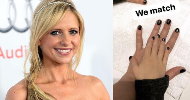 Sarah Michelle Gellar ed un particolare di una foto con il figlio Sarah Michelle Gellar insieme al figlio