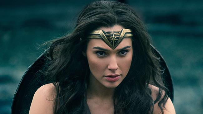 Le evoluzioni di Wonder Woman: fumetti, TV e cinema Wonder Woman in primo piano con il diadema e lo scudo in spalla