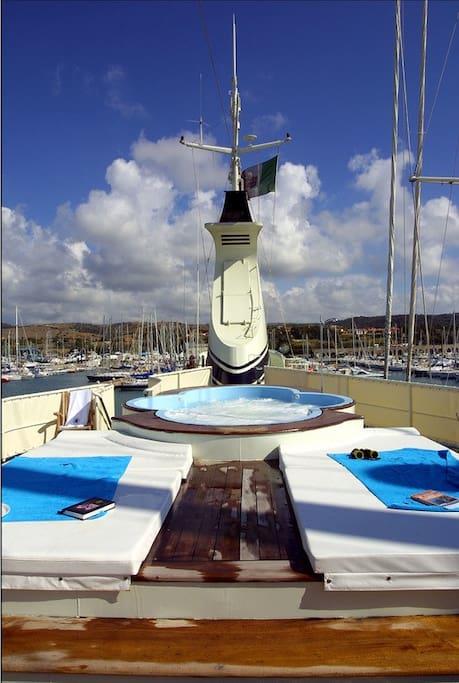 Mistral, yacht ormeggiato ad Arbatax. L'esterno dello yacht Mistral ormeggiato ad Arbatax.