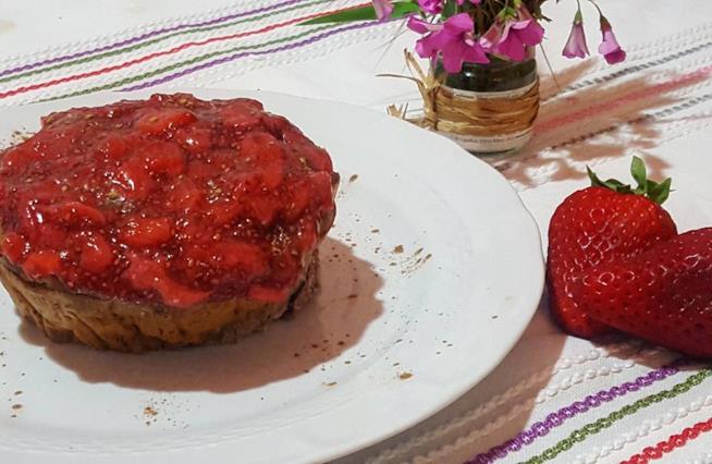 Cheesecake al cacao con topping di fragole e semi di chia Cheesecake con fragole