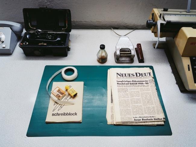 Una delle foto in mostra ritrae una scrivania della Stasi, i servizi segreti dell'ex Germania Est La scrivania di un ufficio della Stasi, i servizi segreti della ex Germania Est