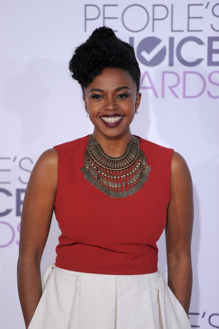Jerrika Hinton ai People's Choice Awards 2017 L'attrice Jerrika Hinton di Grey's Anatomy ai People's Choice Awards 2017