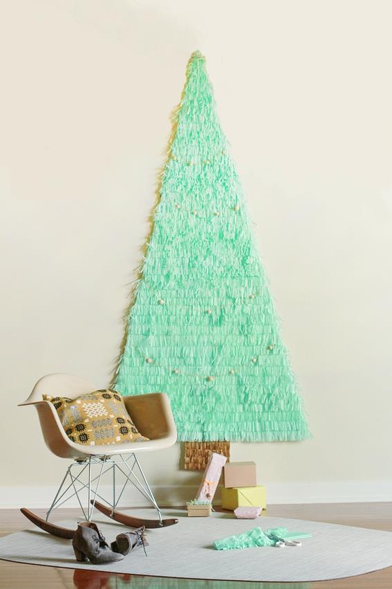 Albero di Natale salvaspazio Albero di Natale realizzato sulla parete