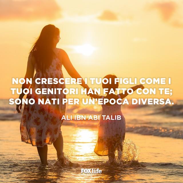 Frase Talib Madre e figlia camminano in riva al mare