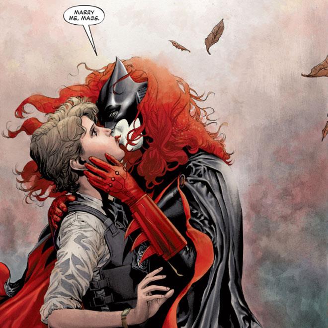 Il bacio tra Batwoman e Maggie Sawyer Batwoman e Maggie Sawyer