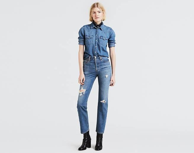 Jeans Levi's 501 Ragazza che indossa un paio di jeans Levi's 501