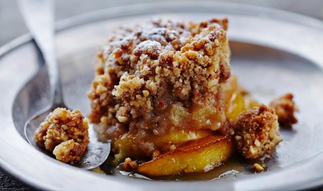 Crumble di mele e colomba sbriciolata: la ricetta con cannella, mandorle e pinoli Crumble di mele e colomba sbriciolata