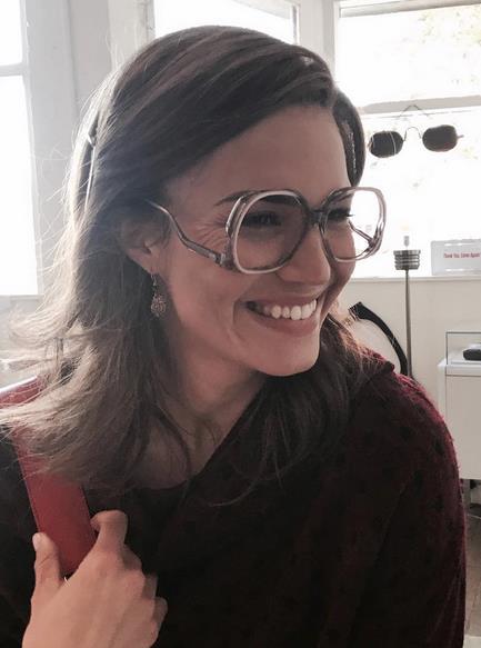 Mandy Moore Mandy Moore in primo piano con gli occhiali