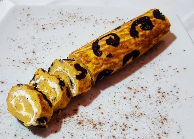 Rotolo zucca cacaco Dolce arrotolato con crema bianca