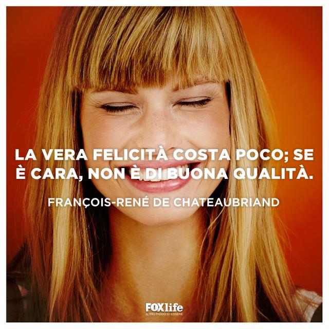 Frase sull'essere felici Ragazza sorride felice