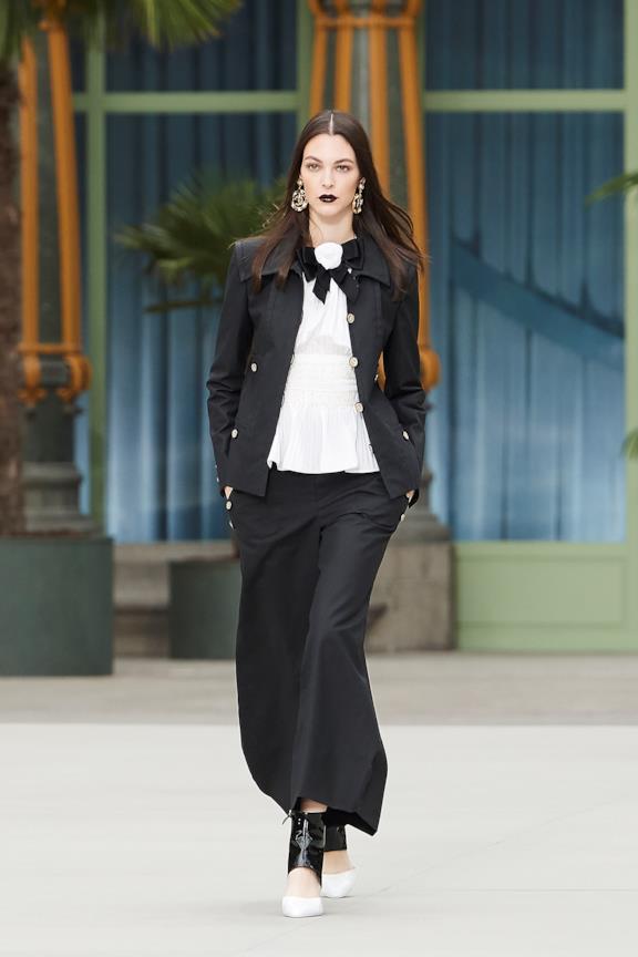 Guarda la sfilata Sfilata CHANEL Collezione Donna Primavera Estate 2020 Parigi - CHANEL Resort PO RS20 0005