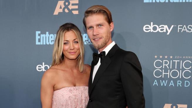 Kaley Cuoco operata a una spalla durante il viaggio di nozze Kaley Cuoco e Karl Cook