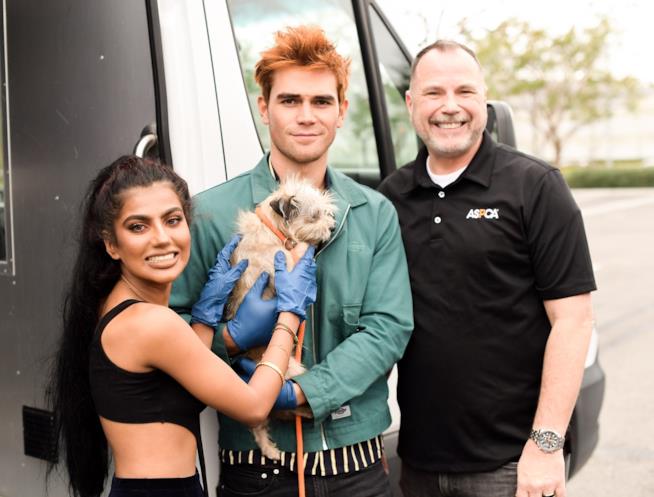 KJ Apa si dedica alla beneficenza per i cuccioli abbandonati KJ Apa con altri volontari