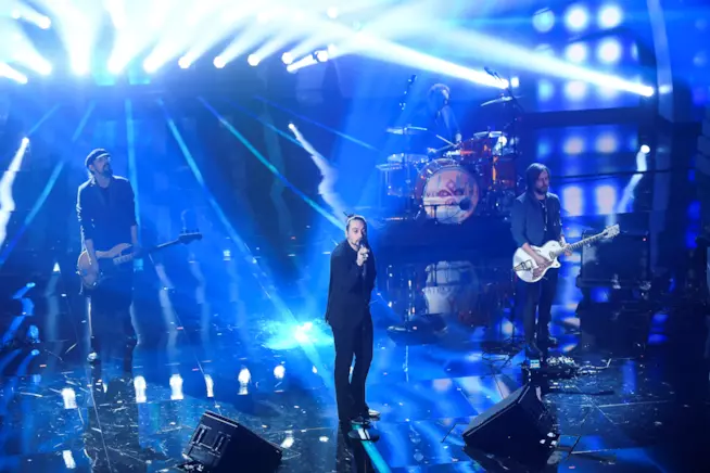 Le vibrazioni si riuniscono sul palco di Sanremo 2018 e cantano Così sbagliato L'esibizione de Le vibrazione a Sanremo 2018