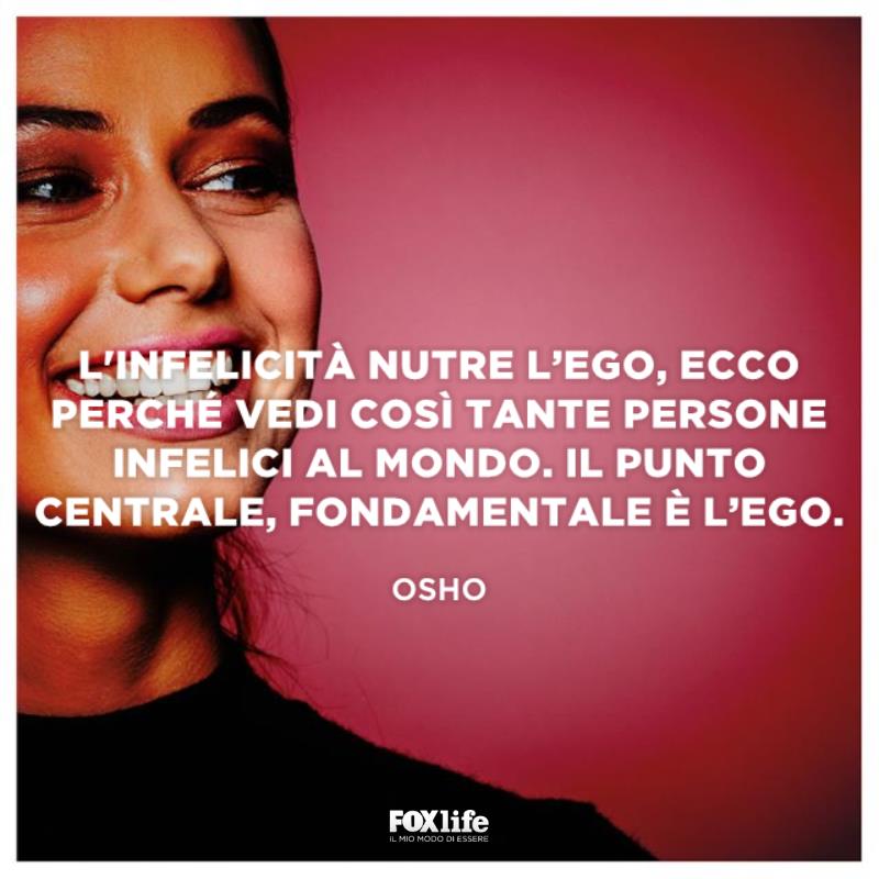 Frase infelicità Primo piano di ragazza che sorride