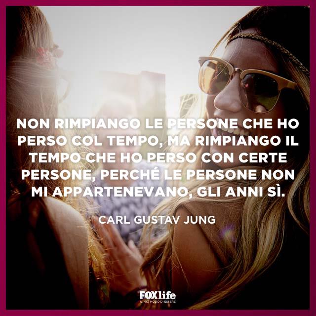 Citazione Jung Una ragazza in macchina si volta sorridendo