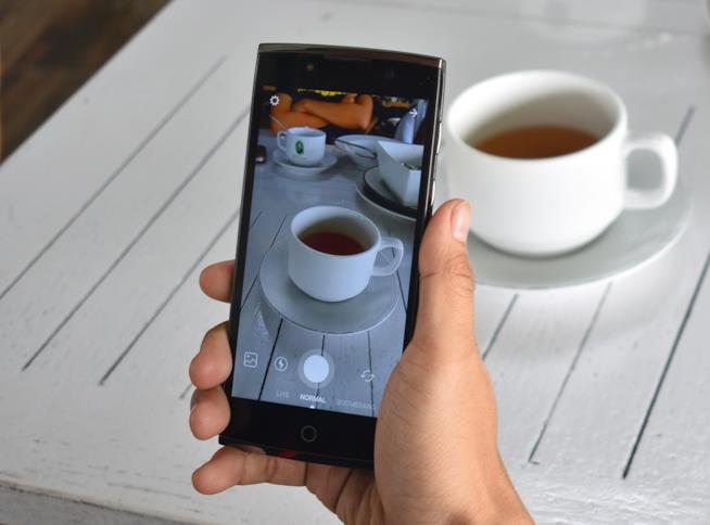 Condivisione di uno stesso contenuto su più profili: ecco l'ultima novità targata Instagram. Una mano che tiene uno smartphone con accesso Instagram.