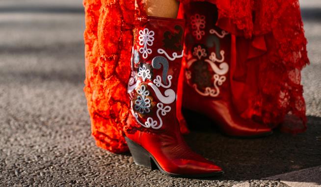 Stivali rossi Streetstyle Streetstyle di Parigi stivali rossi