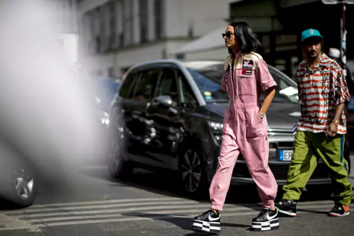 Le tute Paris Fashion Week Street Style PFW tuta rosa