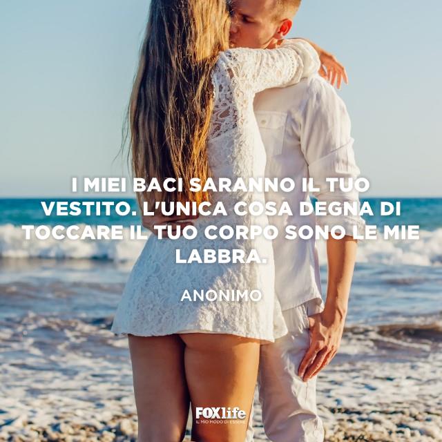 Frase amore hot Coppia in riva al mare si bacia