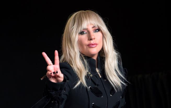 Lady Gaga premia una ragazzina Lady Gaga in primo piano