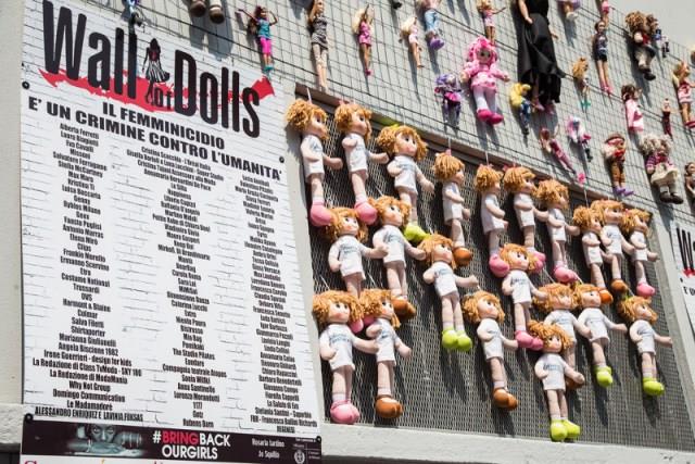 L'installazione Wall of Dolls Il Wall of Dolls