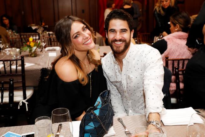 Darren Criss ha festeggiato con la sua fidanzata la vittoria agli Emmy Mia Swier e Darren Criss