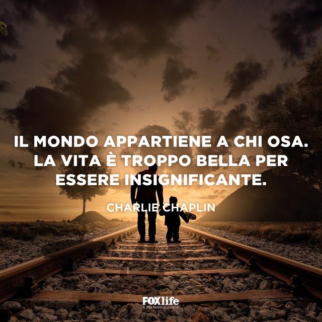 Citazione Chaplin Padre e bambino camminano mano nella mano lungo binari abbandonati