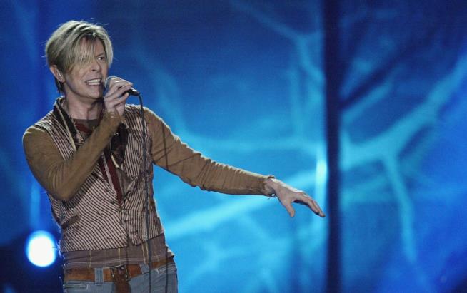 Il 23 marzo sarà inaugurata una statua in onore di David Bowie David Bowie, in piedi, canta al microfono