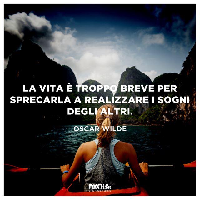 Frase su quanto sia importante la vita Ragazza in canoa in un fiume