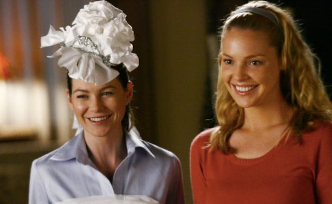 10 idee regalo per le amanti delle serie di Shonda Rhimes Meredith e Izzie in un episodio di Grey's Anatomy
