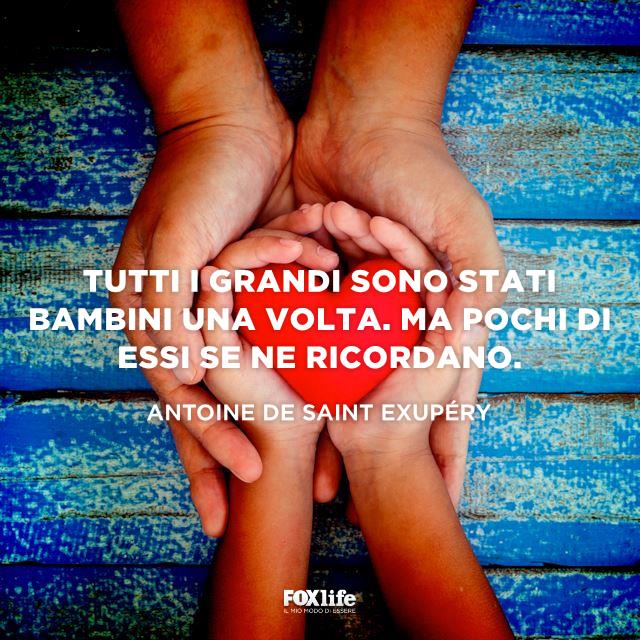 Frase adulti e bambini Mani di uomo che stringono quelle di un bambino