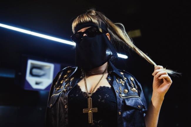 Venerdì 20 aprile esce l’album Una vita in capslock di MYSS KETA, tra eccessi esteriori e discese interiori MYSS KETA pubblica Una vita in capslock