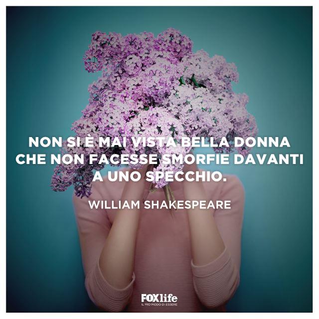 Citazione Shakespeare Donna con un mazzo di fiori davanti al viso