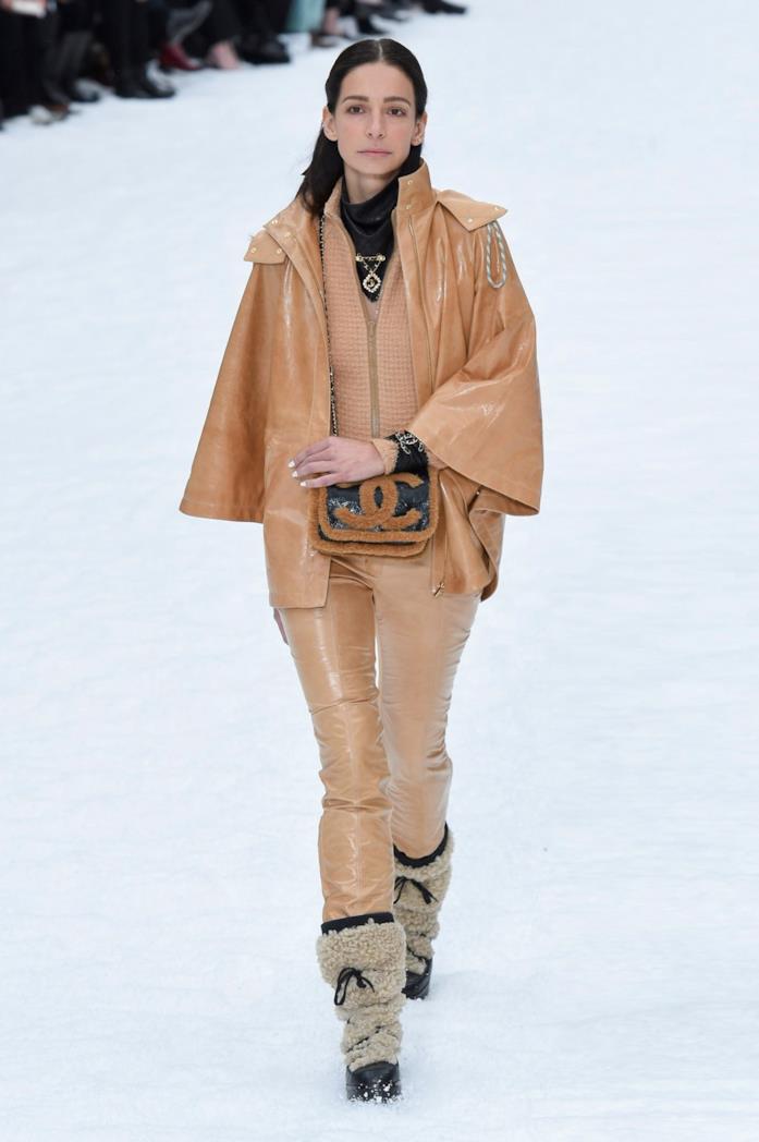 Sfilata Chanel Un look della sfilata Chanel