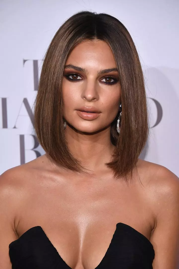 Emily Ratajkowski cambia look e sceglie il bob mosso Emily Ratajkowski con long bob