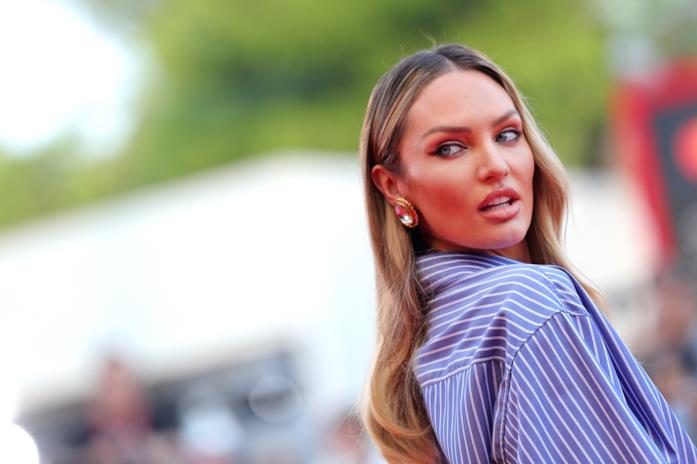 Candice Swanepoel: il suo look con camicia a Venezia 76 Candice Swanepoel primo piano