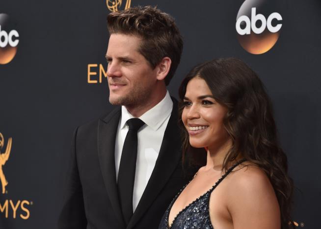 America Ferrera e Ryan Piers Williams festeggiano i loro primi 12 anni insieme Primo piano di America Ferrera con Ryan Piers Williams
