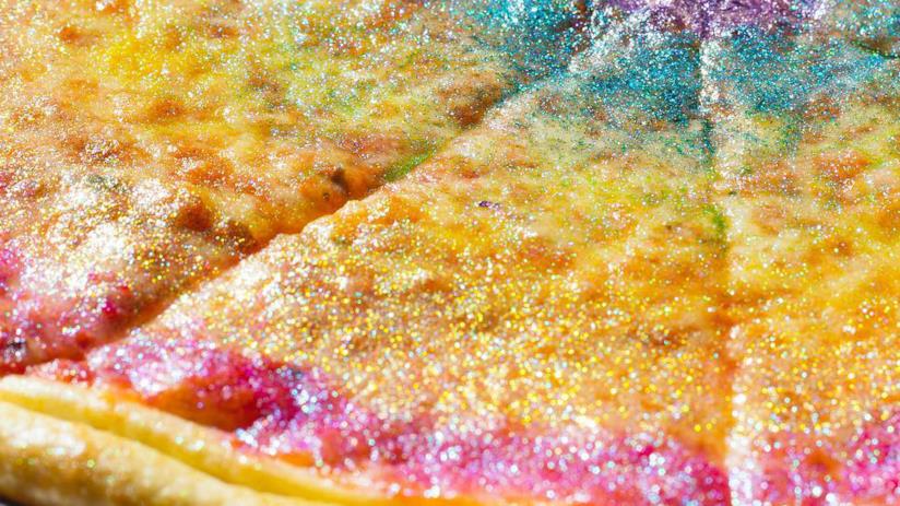 La rainbow glitter pizza, il nuovo trend-food di Instagram La rainbow glitter pizza