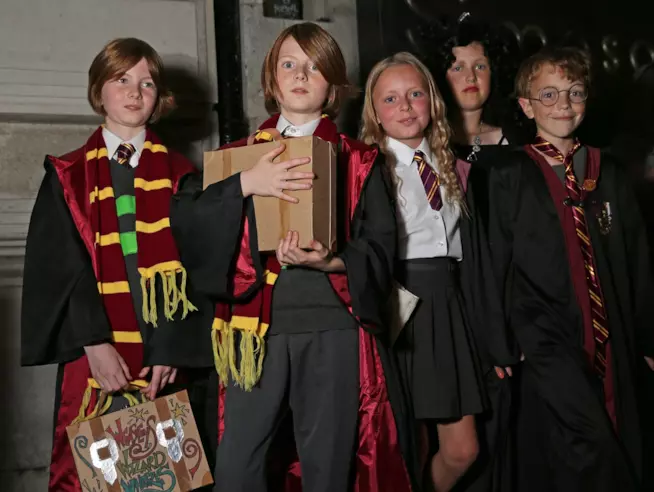 A Sona (Verona), si festeggiano i vent'anni di Harry Potter Cinque bambini vestiti come fossero dei maghetti di Grifondoro