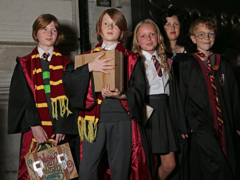 A Sona (Verona), si festeggiano i vent'anni di Harry Potter Cinque bambini vestiti come fossero dei maghetti di Grifondoro