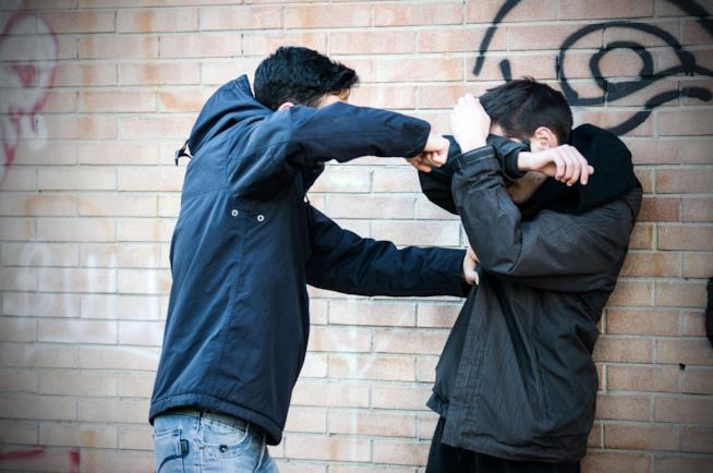 William Pezzullo, sfregiato dall'ex con l'acido: La mia vita rovinata Ragazzo si copre il viso