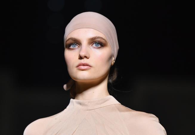 Nuovo chignon per Tom Ford Modella alla sfilata di Tom Ford