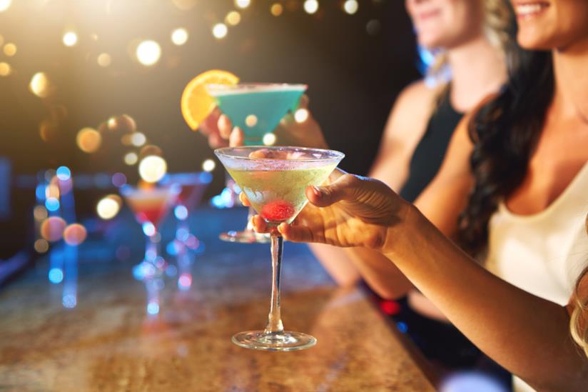 La rivoluzione sobria: sempre più giovani e influencer dicono no all'alcol Due ragazze con un drink in mano: il numero di bevitori sta diminuendo