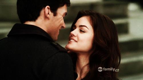 Aria ed Ezra, gli Ezria di Pretty Little Liars Lucy Hale e Ian Harding in Pretty Little Liars