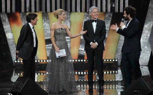 Sanremo 2018 è iniziato: Baglioni, Hunziker e Favino raccontano le prime impressioni. Scaletta e ospiti della seconda serata Baglioni Hunziker Favino per Sanremo 2018
