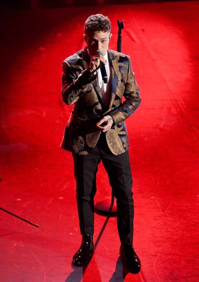 Irama e la giacca broccata nei toni metallizzati Irama è super elegante nel completo giacca e pantaloni