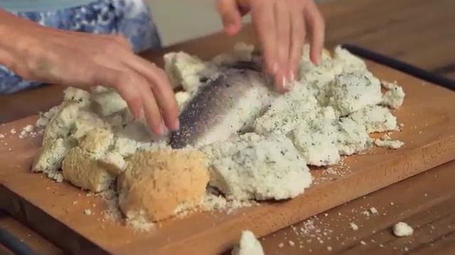 Branzino al sale, la ricetta Branzino al sale su tagliere di legno