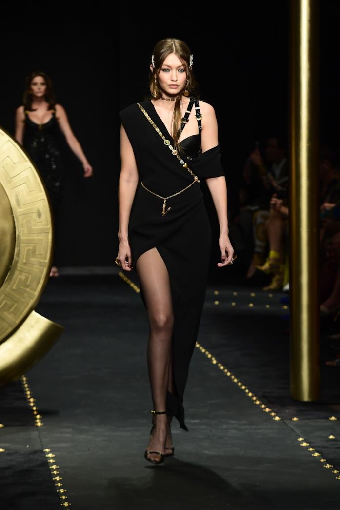 Gigi Hadid Versace Gigi Hadid sfila per Versace
